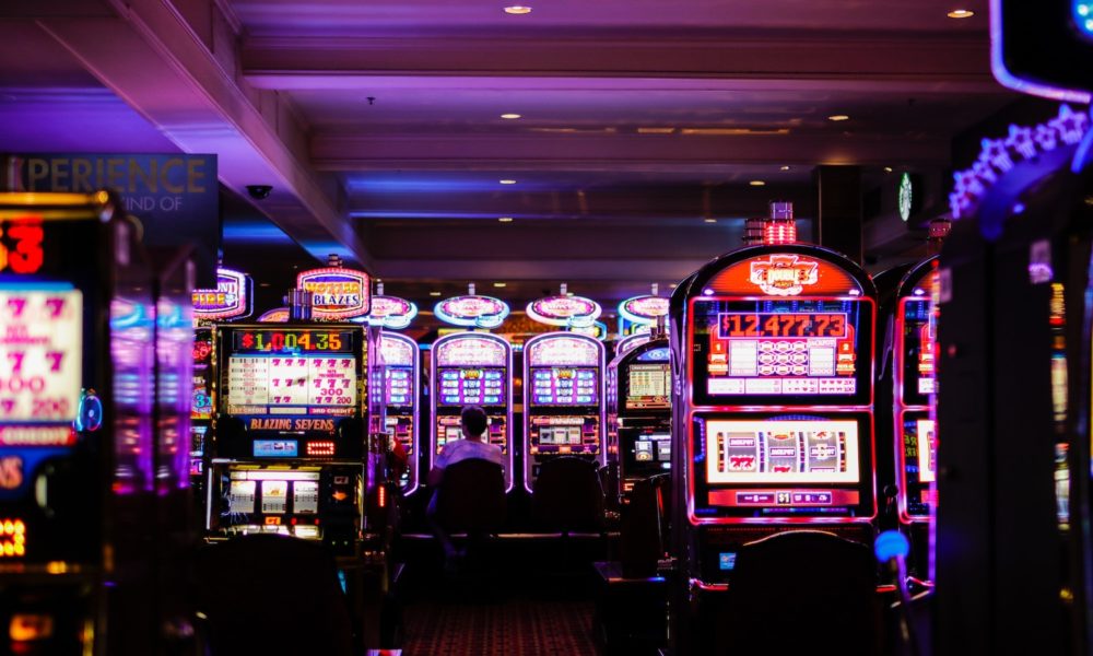 How do you play online slots with cascading reels
